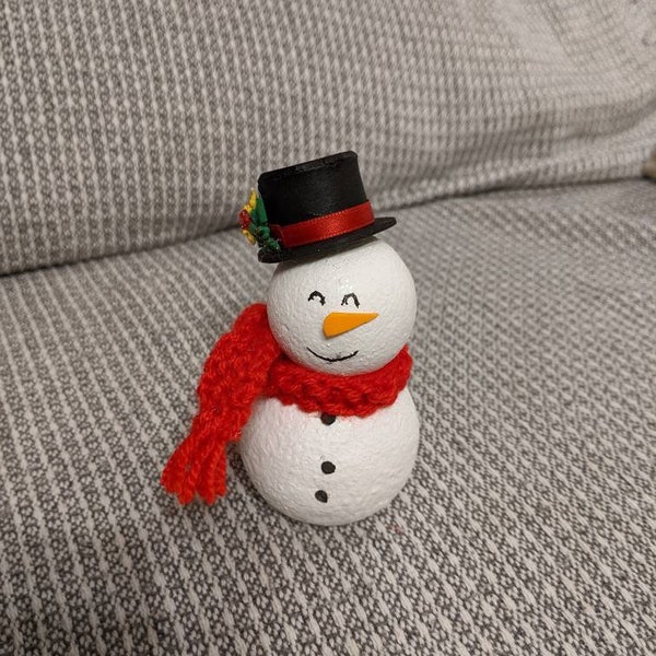 Figura de muñeco de nieve hecha a mano para decorar durante la Navidad