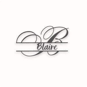Op de afbeelding: Een decoratief monogram met de naam "Blaire" in een gestileerd lettertype. Het ontwerp bevat een grote letter "B" met elegante krullen en een horizontale balk die de naam scheidt. De kleur is donkergrijs op een witte achtergrond.