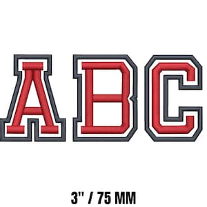 Könnte beinhalten: Gestickte Buchstaben A, B und C im College-Stil. Jeder Buchstabe ist rot mit einem dunkelgrauen Rand und einer weißen Kontur. Die Buchstaben sind 75 mm hoch.