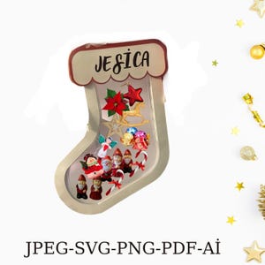 Puede incluir: Decoración en forma de calcetín navideño con el nombre "JESICA" en la parte superior. La parte frontal transparente muestra adornos festivos, incluyendo una flor de pascua roja, una estrella, un ángel y figuras en miniatura.