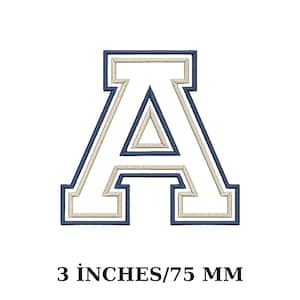 Könnte beinhalten: Gestickter Buchstabe "A" im College-Stil. Der Buchstabe ist weiß mit einem marineblauen und beigefarbenen Rand. Der Text "3 INCHES/75 MM" steht darunter.