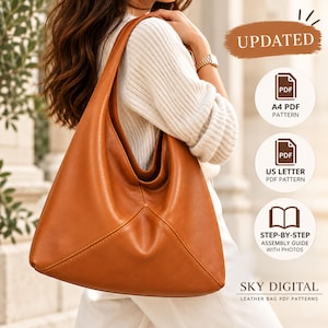 Peut inclure: Un sac hobo en cuir beige avec un motif de panneau cousu triangulaire. L'image contient des étiquettes de texte pour un patron PDF A4 mis à jour, un patron PDF format lettre US et un guide d'assemblage étape par étape avec des photos.