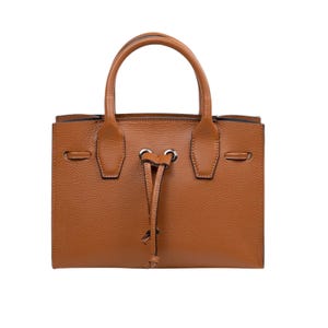 Könnte beinhalten: Eine braune Lederhandtasche mit einem oberen Griff und einem Kordelzugverschluss. Die Tasche hat eine rechteckige Form mit einer strukturierten Oberfläche und einem kleinen Griff. Die Tasche ist mittelgroß und hat ein schlichtes, klassisches Design.