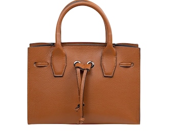 Puede incluir: Un bolso de mano de cuero marrón con asa superior y cierre de cordón. El bolso tiene forma rectangular con una superficie texturizada y un asa pequeña. El bolso es de tamaño mediano y tiene un diseño sencillo y clásico.