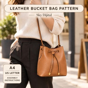 Puede incluir: Un bolso tipo cubo de cuero color canela con cierre de cordón y herrajes dorados. La imagen incluye el texto LEATHER BUCKET BAG PATTERN, Sky Dijital, A4, US LETTER y ASSEMBLY INSTRUCTIONS. El bolso cuenta con una correa larga para el hombro.