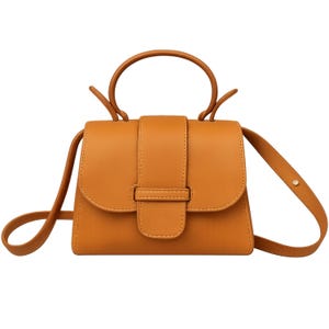 Könnte beinhalten: Eine kleine, strukturierte Handtasche in einem warmen, goldbraunen Farbton. Die Tasche hat einen oberen Griff und einen abnehmbaren Schulterriemen. Die Frontklappe wird mit einem rechteckigen Verschluss gesichert. Das Design ist minimalistisch und elegant.