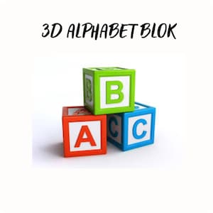 Pode incluir: Três blocos de alfabeto coloridos empilhados. Os blocos são vermelhos, verdes e azuis, cada um exibindo uma letra diferente: A, B e C. O texto "3D ALPHABET BLOK" está acima dos blocos.