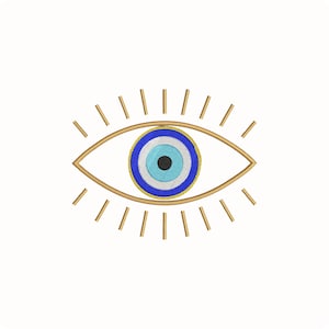 Puede incluir: Diseño de ojo bordado con contorno dorado, iris azul y turquesa, y pupila negra. El ojo está rodeado de rayos dorados, creando un efecto de sol. El diseño está centrado sobre un fondo blanco.