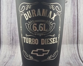 Op de afbeelding: Zwarte roestvrijstalen beker met een zilveren Duramax 6.6L Turbo Diesel logo en een Chevrolet-das.