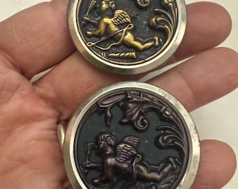 Botón antiguo vintage extragrande de Cupido con arco y flechas