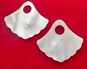 Conjunto de colgantes y pendientes con concha grabada de MOP