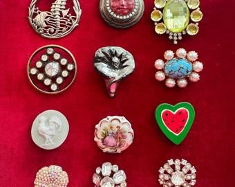 Botones de caballito de mar con forma de corazón de Gemstone Studio, con brillantes de imitación vintage, surtidos, se venden por separado.