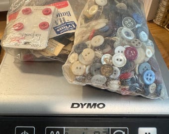 Lote de más de 1 libra de botones surtidos