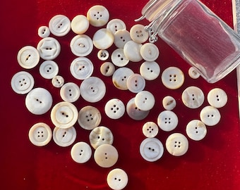 Lote de 50 botones MOP de varios tamaños. Incluye tarro de concha grabado vintage.