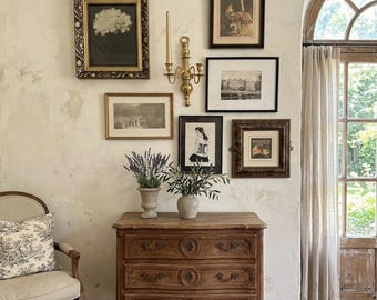 Vintage galeriewandset: gouden en zwarte lijsten met koperen blaker