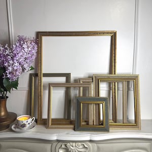 Marcos vintage con bordes estriados: azul y dorado con detalles en rosa. Decoración barroca de los años 60 y 70.