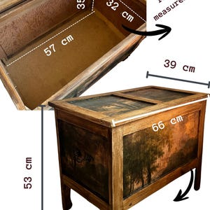 Peut inclure: Un coffre en bois avec une finition sombre, orn&eacute; d'une peinture de paysage sur le devant. Le coffre mesure 66 cm de large, 53 cm de haut et 39 cm de profondeur. Les dimensions int&eacute;rieures sont de 57 cm de long, 32 cm de large et 35 cm de haut.