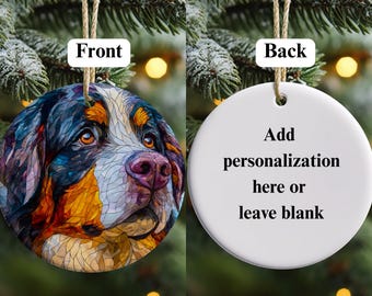 Può includere: Ornamento natalizio rotondo con un ritratto di Bovaro del Bernese con effetto vetrata. Il retro è bianco con il testo: "Add personalization here or leave blank". Appeso a un cordino beige.