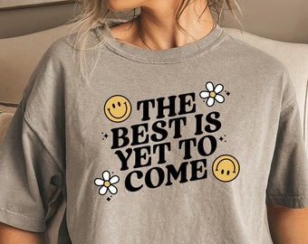 Det bästa kommer ännu Komfortfärgade skjortan | Smiley Face-tröja | Retro Vintage Wash Rundkrage-skjorta