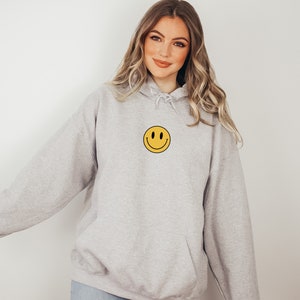 Det bästa kommer ännu Komforttröja | Psykisk hälsatröja | Unisex Smiley Face-tröja bild 2