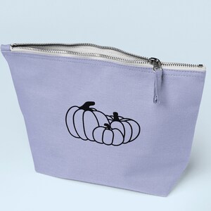 Puede incluir: Una bolsa de cremallera lavanda con un contorno negro de dos calabazas. La calabaza m&aacute;s grande est&aacute; a la izquierda y la m&aacute;s peque&ntilde;a a la derecha.
