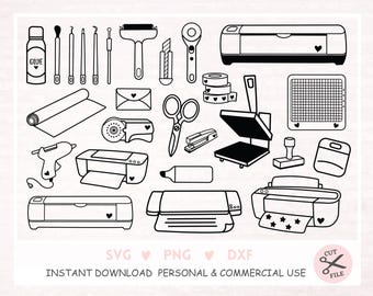 Può includere: Un'illustrazione in bianco e nero di vari strumenti e attrezzature per l'artigianato, tra cui una pressa a caldo, una macchina da taglio, una bottiglia di colla, un righello, una penna, un paio di forbici, un timbro e una stampante. Il testo "SVG PNG DXF INSTANT DOWNLOAD PERSONAL & COMMERCIAL USE CUT FILE" è nella parte inferiore dell'immagine.