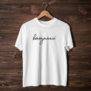 White crop t-shirt for honeymoon