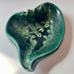 Puede incluir: Un letrero de madera rústico con el texto "Welcome to our porch" en letras blancas. El letrero presenta un acabado envejecido y un diseño sencillo y acogedor, ideal para la decoración exterior.