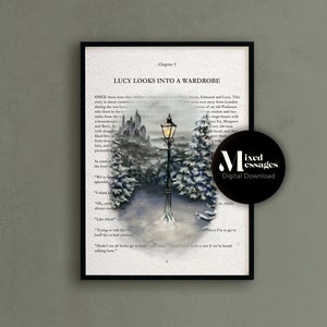 Può includere: Un'illustrazione in stile vintage di una scena innevata con un lampione e alberi. Il testo "Lucy Looks Into A Wardrobe" è stampato nella parte superiore della pagina. Il testo "Once there were four children whose names were Peter, Susan, Edmund and Lucy. This story is about something that happened to them when they were sent away from London because of the war..." è stampato sotto l'illustrazione.