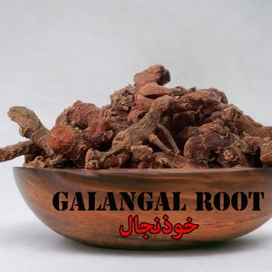 Peut inclure: Un bol en bois rempli de racines de galanga séchées. Le bol est étiqueté "GALANGAL ROOT" en texte noir et "خُودْجِهَال" en texte rouge.