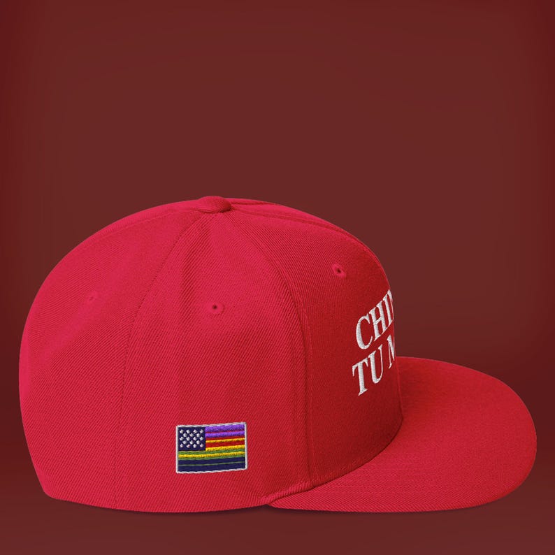 K&ouml;nnte beinhalten: Rote Baseballkappe mit einer wei&szlig;en Stickerei, die "CHOP TU MOUTH" lautet. Die Kappe hat einen kleinen Regenbogenflaggen-Patch auf der Vorderseite.