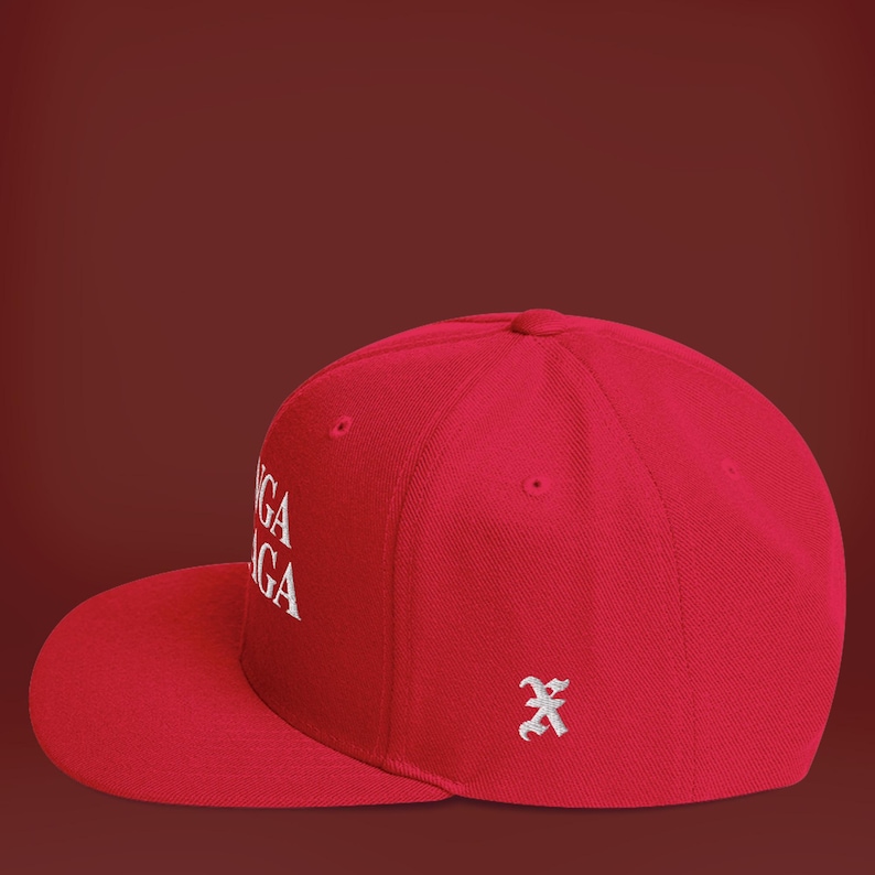 K&ouml;nnte beinhalten: Eine rote und wei&szlig;e Baseballkappe mit dem Text "YOGA" auf der Vorderseite und einem wei&szlig;en "X"-Logo an der Seite.