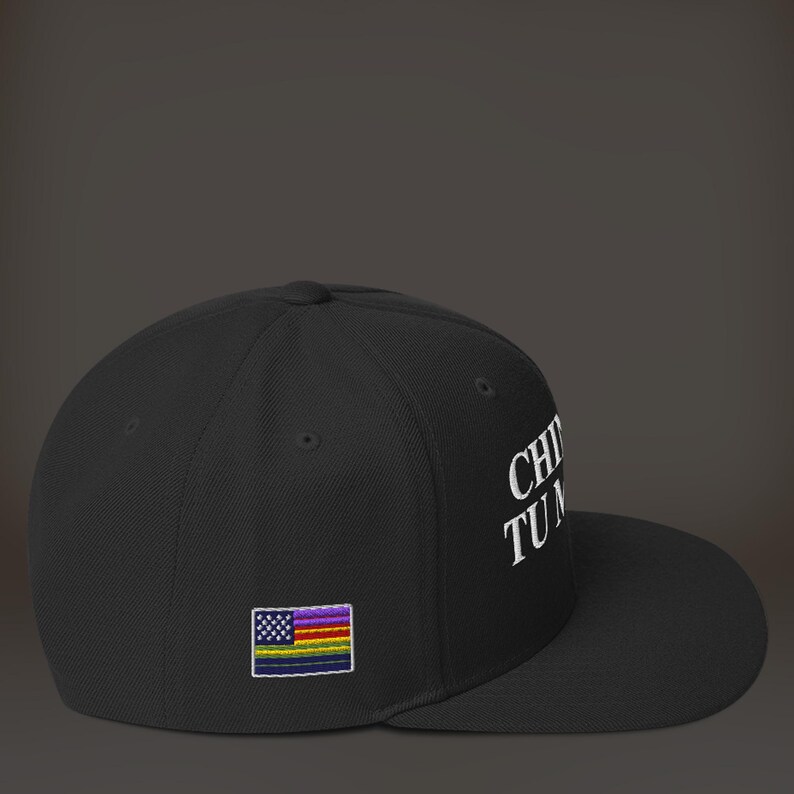 K&ouml;nnte beinhalten: Schwarze, passformgerechte Baseballkappe mit schwarzem und wei&szlig;em Sticktext. Der Text lautet "Choose to Make a Difference". An der Seite der Kappe ist eine kleine amerikanische Flagge mit einem Regenbogenstreifen gestickt.