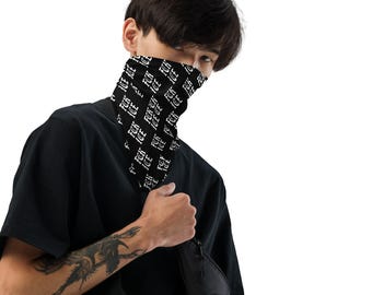 Puede incluir: Braga de cuello negra con un patrón de texto blanco repetido que dice "FCK ICE". La braga de cuello se lleva alrededor del cuello y cubre la parte inferior de la cara. La persona lleva una camiseta negra.
