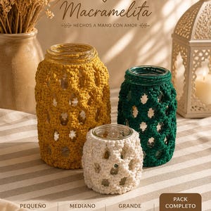 Può includere: Tre barattoli di vetro avvolti in macramè giallo, verde e bianco. I barattoli sono di diverse dimensioni, il più grande è giallo e il più piccolo bianco. Il macramè ha un design a trama aperta e strutturata. I barattoli sono decorativi e adatti alle candele.