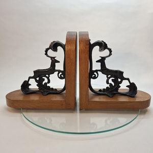 Vintage Deer Bookends – Cast Iron & Oak Wood – 15 cm / 6 inches Tall – Rustic Animal Book Ends – Home Library Decor – LeMansCollectibles