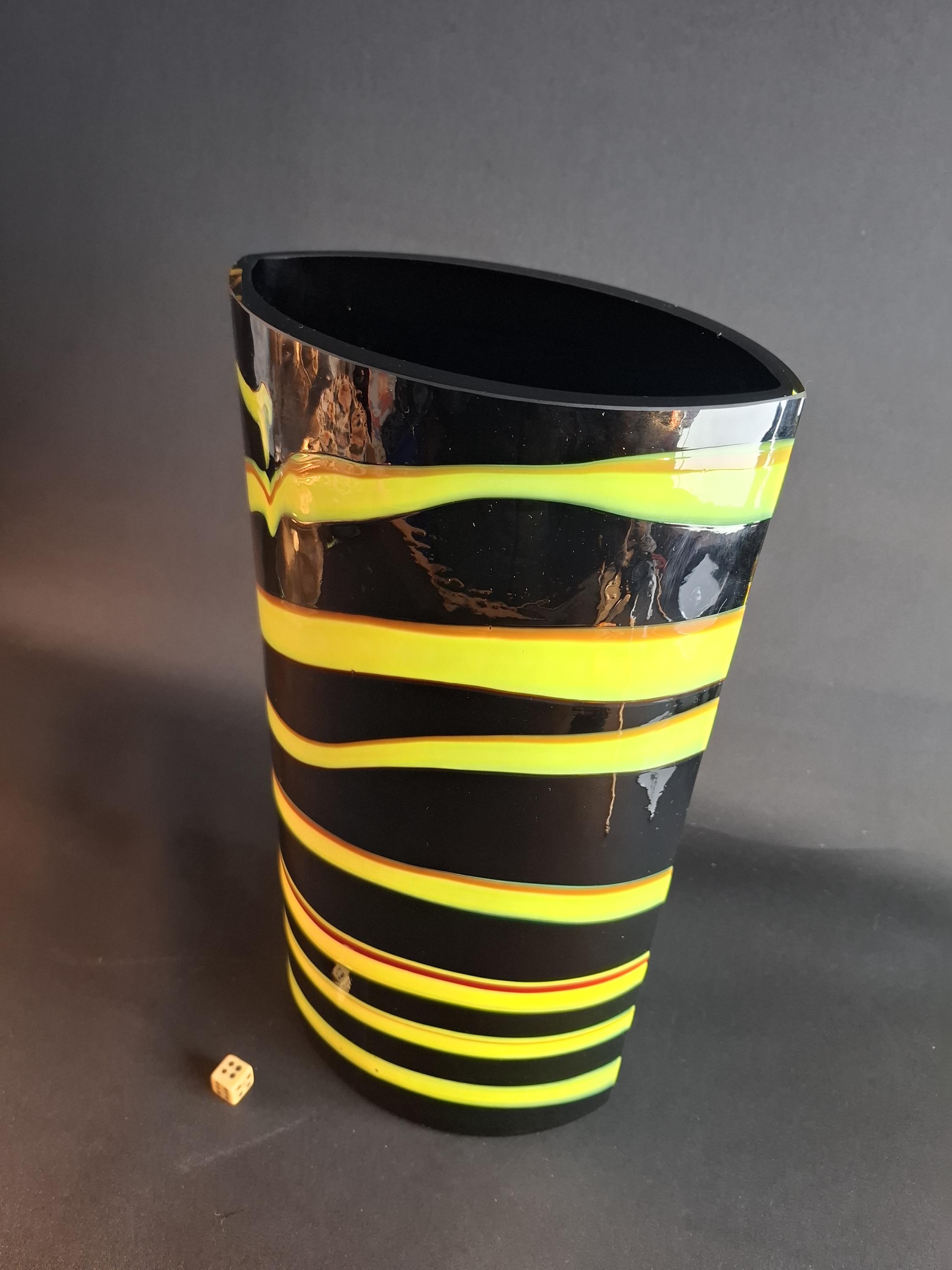 緑の渦巻き模様の琥珀と黒の手吹きガラスの花瓶 – イタリアスタイルの