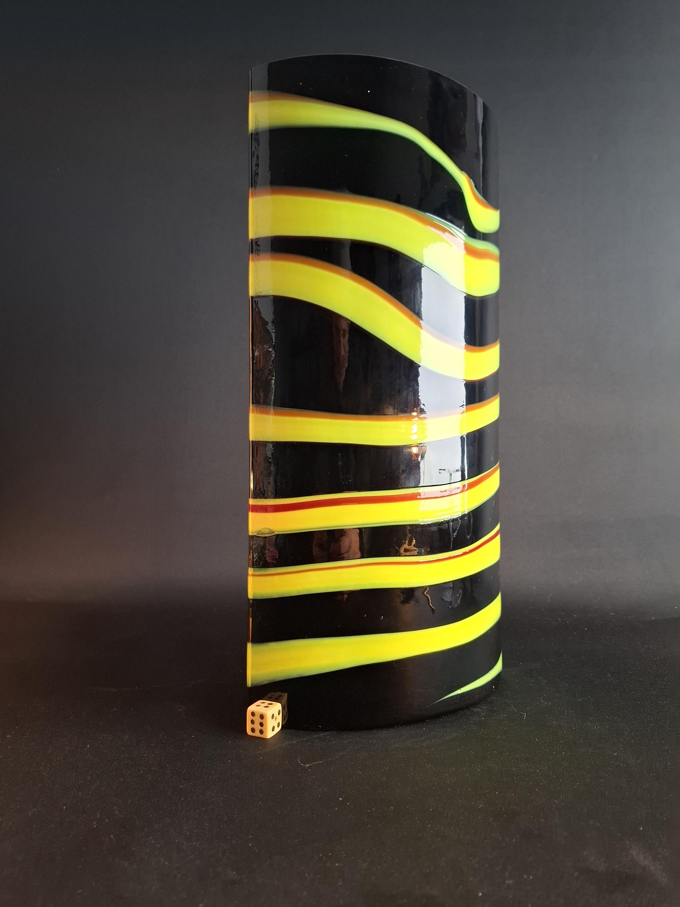 緑の渦巻き模様の琥珀と黒の手吹きガラスの花瓶 – イタリアスタイルの