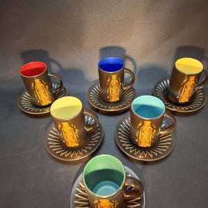 Vintage Crown Devon kaffeservis – Flerfärgad inredning – Guldfärgad damselmönster – 1970-talet – 11 cm koppar / 4,3 tum