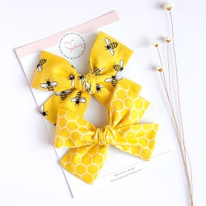 Bee Pigtail Bow, Yellow Bee Bow, Honey Bee Pigtail Bow, Mismatched Pigtail Bow, Bee Girls Piggy Bow, Honey Bee Fabric Bow, Girls Bee Bow