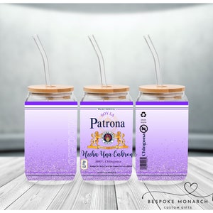 Könnte beinhalten: Drei Glasbecher mit Deckeln und Strohhalmen. Die Becher haben ein violettes Ombre-Design mit Glitzer. Die Etiketten auf den Bechern lauten "Soy La Patrona", "Hecha Una Cabron 100% Chingosa" und "Chingona".