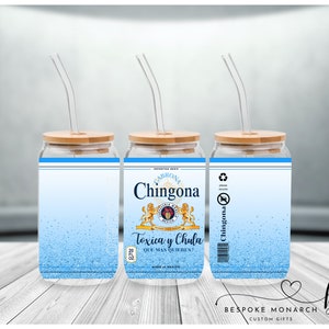 Könnte beinhalten: Drei Glasbecher mit Bambusdeckeln und durchsichtigen Strohhalmen. Die Becher haben ein blaues Farbverlauf-Design mit dem Text "Chingona" und anderem spanischen Text. Das Design enthält ein Logo und die Worte "Imported Beer".