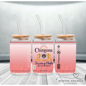 K&ouml;nnte beinhalten: Drei rosa Glitzer-Becher mit Deckel und Strohhalmen. Die Becher haben ein Etikett mit der Aufschrift "Cabrona Chingona Toxica y Chula Que Mas Quieres?"