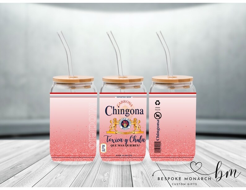 K&ouml;nnte beinhalten: Drei rosa Glitzer-Becher mit Deckel und Strohhalmen. Die Becher haben ein Etikett mit der Aufschrift "Cabrona Chingona Toxica y Chula Que Mas Quieres?"