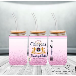 Könnte beinhalten: Drei Glasbehälter mit rosa Glitzer und einem weißen Etikett mit der Aufschrift "Cabrona Chingona Toxica y Chula Que Mas Quieres". Die Behälter haben Bambusdeckel und klare Strohhalme.