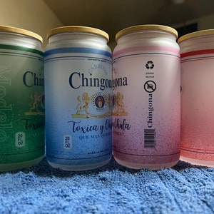 K&ouml;nnte beinhalten: Vier gefrostete Glas-Bierdosenbecher mit Bambusdeckeln. Die Becher sind gr&uuml;n, blau, rosa und rot. Der gr&uuml;ne Becher hat den Text "Modelo" darauf. Die blauen und rosa Becher haben den Text "Chingona" darauf. Der blaue Becher hat den Text "Toxica y Chula" darauf. Der rosa Becher hat den Text "please recycle" darauf. Der rote Becher ist leer.