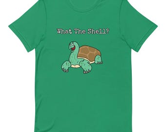 Op de afbeelding: Groen T-shirt met een cartoon schildpad en de tekst "What The Shell?"