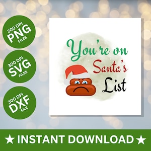 Può includere: Un design digitale con un'emoji di cacca dei cartoni animati che indossa un cappello da Babbo Natale con un'espressione arrabbiata. Il testo recita "You're on Santa's List" in verde, rosso e nero. Include opzioni di file PNG, SVG e DXF.