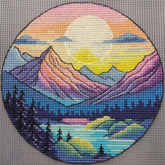 山の刺繍画 マウンテンレイククロスステッチパターン; 風景刺繍; デジタルPDF