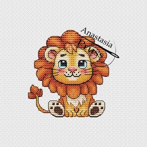 Peut inclure: Motif de point de croix d'un lionceau de dessin animé. Le lion a une crinière orange touffue, un corps orange clair et des pattes marron. Le lionceau est assis avec une expression souriante. Le texte "Anastasia Pruss" est dans le coin supérieur droit.
